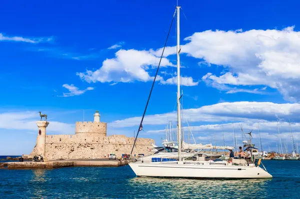 Grecia Viaggi Dodecaneso Isola Rodi Mandraki Harbor Con Simbolo Statua Foto Stock Royalty Free