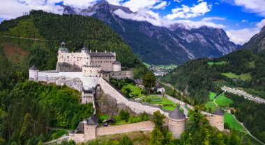 Avusturya turizmi. En büyük tarihi simgeler. Alplerle çevrili etkileyici Hohenwerfen şatosu ortaçağ kalesi. Hava aracı görüntüsü. Avusturya 'nın Salzach Vadisi' ndeki Werfen kasabası