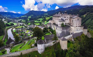 Avusturya turizmi. En büyük tarihi simgeler. Alplerle çevrili etkileyici Hohenwerfen şatosu ortaçağ kalesi. Hava aracı görüntüsü. Avusturya 'nın Salzach Vadisi' ndeki Werfen kasabası
