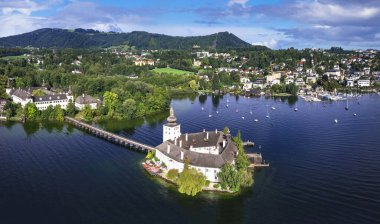 Avusturya turizmi ve manzaralı yerler. Gmunden kasabasında Traunsee Gölü 'nün ortasındaki güzel beyaz kale Ort (Schloss Ort)
