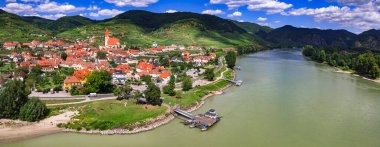 Aşağı Avusturya, teraslı üzüm bağları, Tuna Nehri, tarihi manzaralı köyler, Avustralya turizmi ve simgeleri. Weissenkirchen şehrinin Wachau Vadisi 'nde yemyeşil üzüm bağları var.
