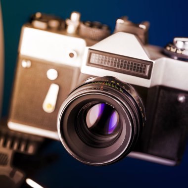 Eski analog kamera siyah ve gümüş tonlarında