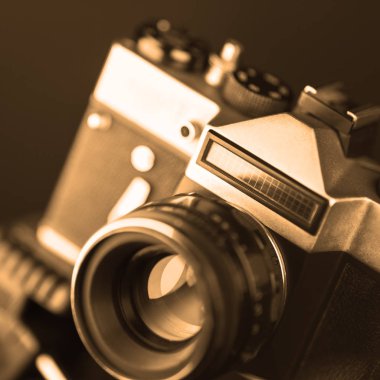 Eski analog kamera siyah ve gümüş tonlarında