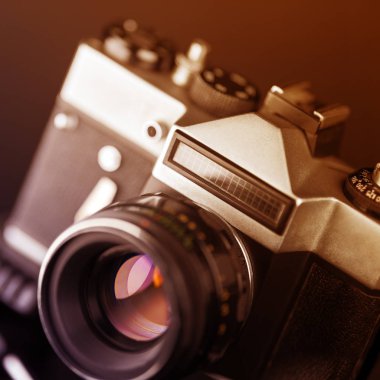 Eski analog kamera siyah ve gümüş tonlarında