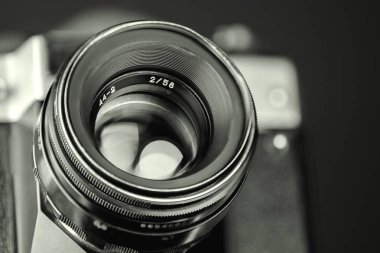 Eski analog kamera siyah ve gümüş tonlarında