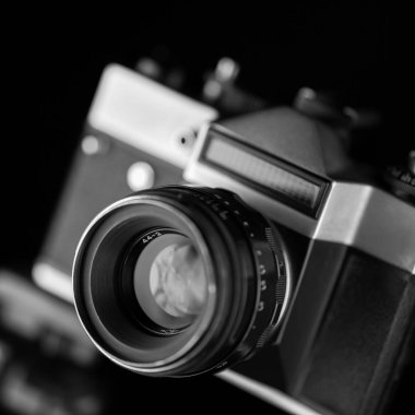 Eski analog kamera siyah ve gümüş tonlarında