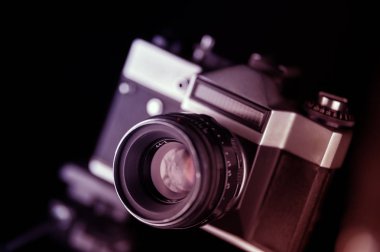 Eski analog kamera siyah ve gümüş tonlarında