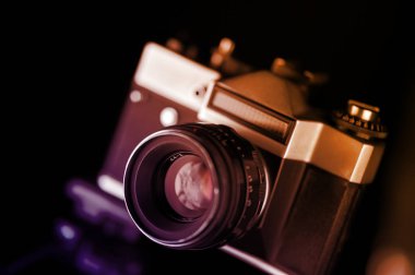 Eski analog kamera siyah ve gümüş tonlarında