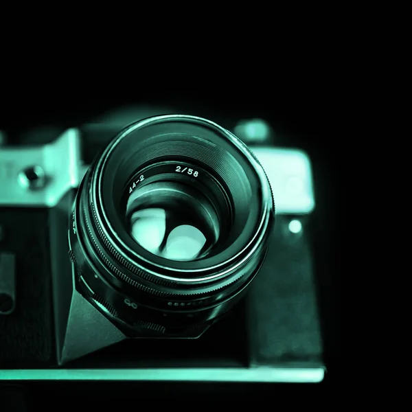 Câmera analógica antiga em tons preto e prata — Fotografia de Stock
