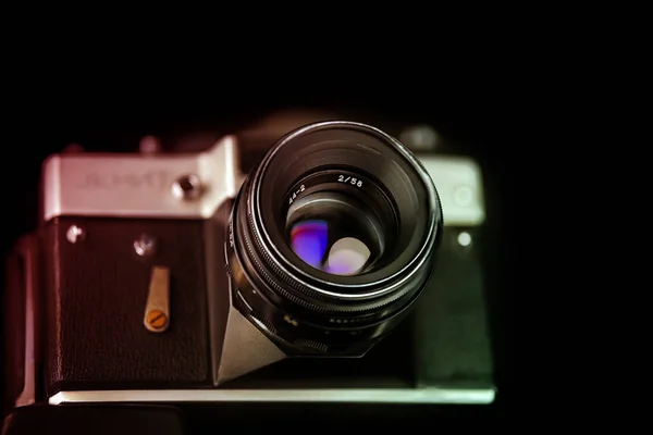 Oude analoge camera in zwart en zilver tinten — Stockfoto