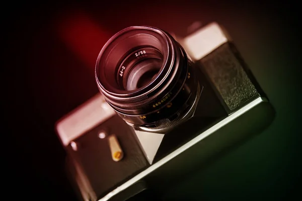Staré analogové kamery v černé a stříbrné tóny — Stock fotografie