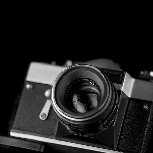 Vieil appareil photo analogique dans les tons noir et argent — Photo