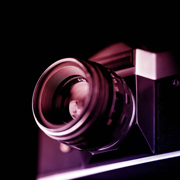 Vieil appareil photo analogique dans les tons noir et argent — Photo