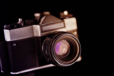 Eski analog kamera siyah ve gümüş tonlarında