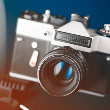 Eski analog kamera siyah ve gümüş tonlarında