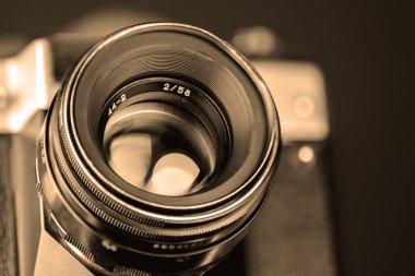 Eski analog kamera siyah ve gümüş tonlarında