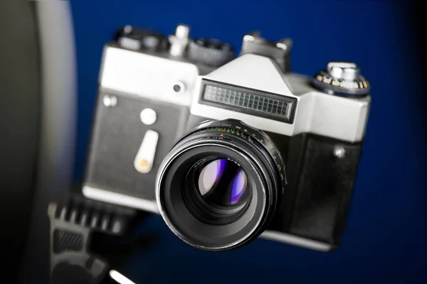 Câmera analógica antiga em tons preto e prata — Fotografia de Stock