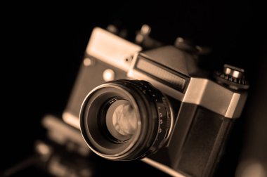 Eski analog kamera siyah ve gümüş tonlarında