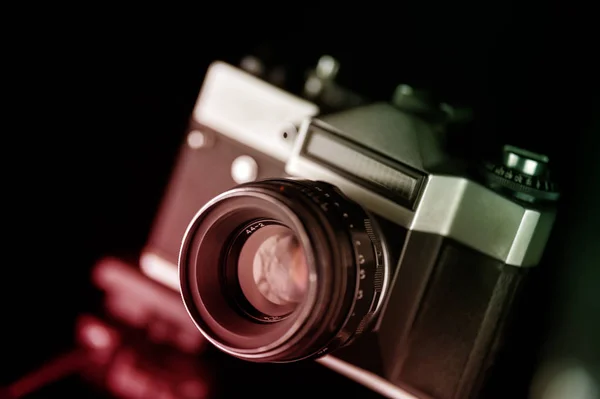 Staré analogové kamery v černé a stříbrné tóny — Stock fotografie