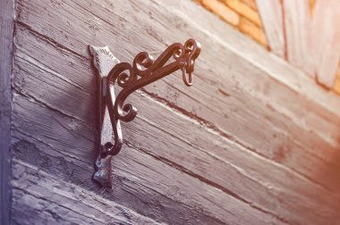 Duvarda metal dövme kanca