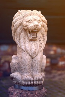 Taştan yapılmış bir aslan heykeli