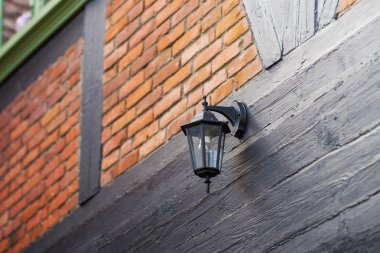 Duvardaki sokak lambası.