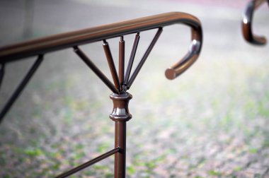 Metal yuvarlak parmaklıklar kahverengi