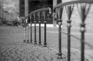 Metal yuvarlak parmaklıklar kahverengi