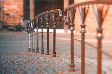 Metal yuvarlak parmaklıklar kahverengi