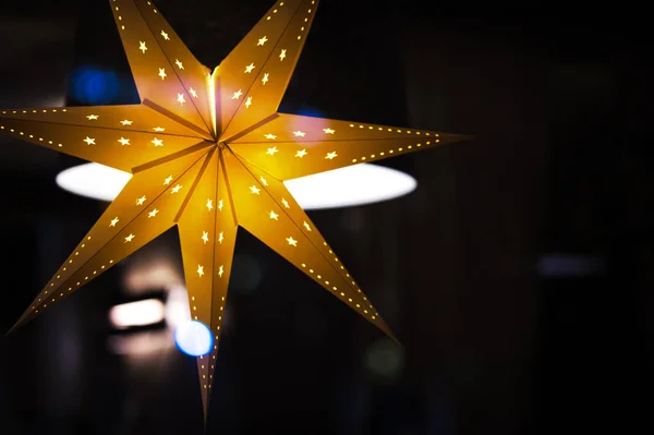 Χριστουγεννιάτικα αστέρια σε σκοτεινό φόντο — Φωτογραφία Αρχείου