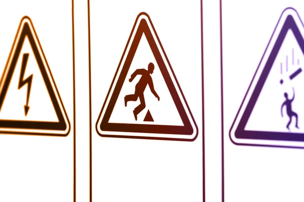 Предупреждающие знаки в виде треугольника — стоковое фото