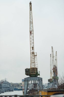 Rıhtımda boşaltma Vinçler