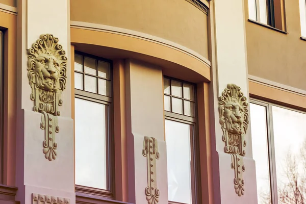 Lion as the decor of the facade — Stock Photo, Image