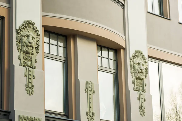 Lion as the decor of the facade — Stock Photo, Image