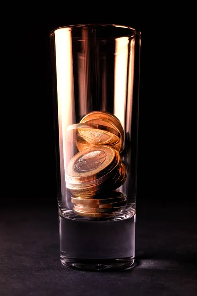 Szkło dla alkoholu z monet Euro. Zdjęcie Stockowe