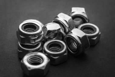 Siyah masada parlak fındık