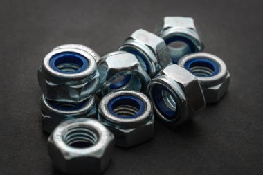 Siyah masada parlak fındık