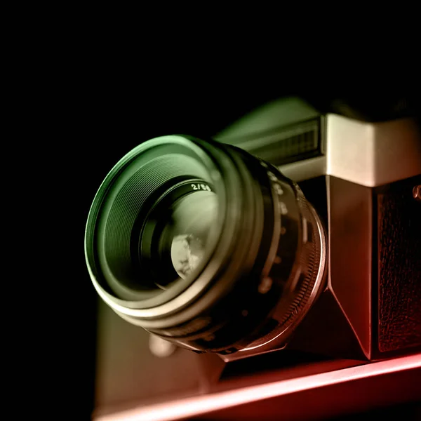 Eski Analog Kamera Siyah Gümüş Tonlarında Cihazın Bir Karanlık Arka — Stok fotoğraf