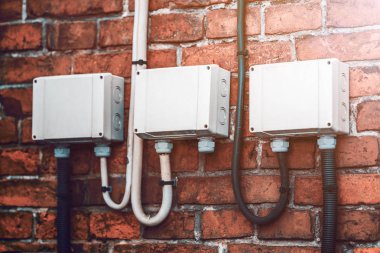 Elektrik kalkanlar üzerinde tuğla duvar