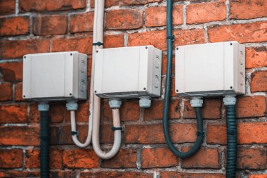 Elektrik kalkanlar üzerinde tuğla duvar