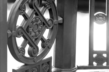 Köprüdeki demir parmaklıklar