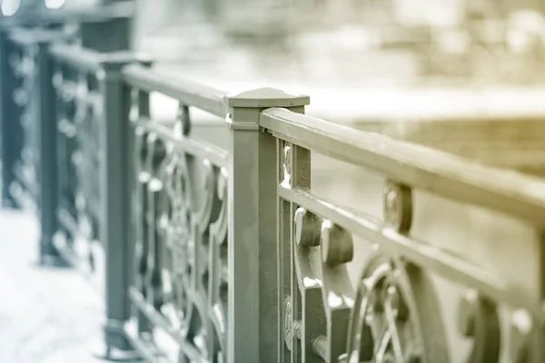 橋の上の鉄の手すり — ストック写真