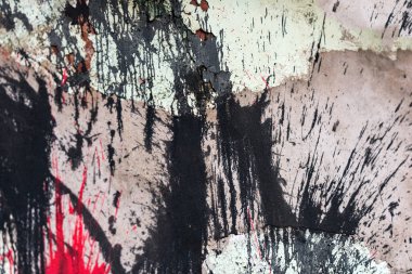 Su sıçramalarına kırmızı ve siyah boya ile duvar. Çatlaklar ve usulsüzlükler vardır.