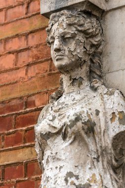 Eski Caryatid bir tuğla ev