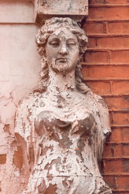 Eski Caryatid bir tuğla ev