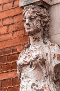 Eski Caryatid bir tuğla ev