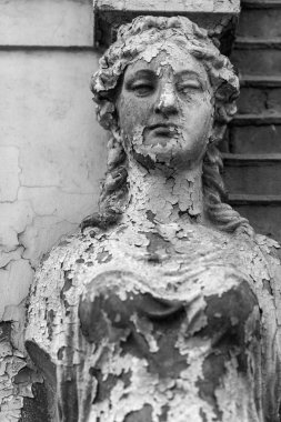 Eski Caryatid bir tuğla ev