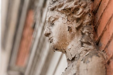 Eski Caryatid bir tuğla ev