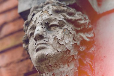 Eski Caryatid bir tuğla ev