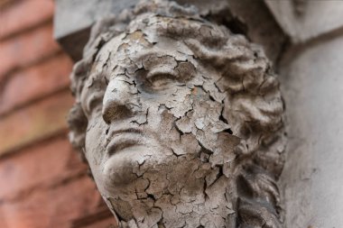 Eski Caryatid bir tuğla ev